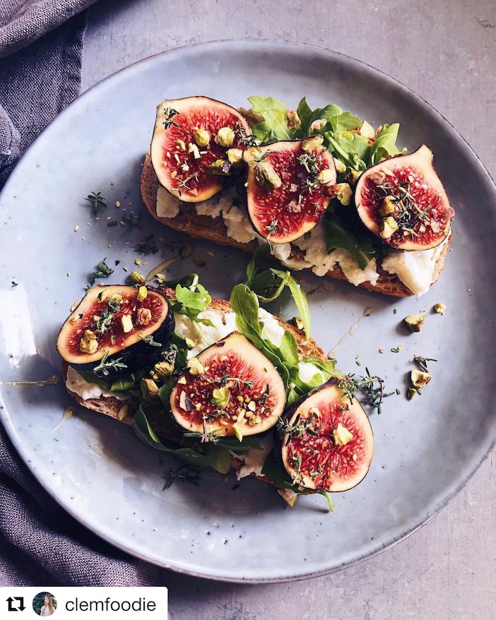Short on time but not on thyme, @clemfoodie toasted sourdough bread with brocciu, arugula, figs, honey, crushed pistachios and fresh thyme for a quick and elegant lunch
.
.
#happychef #thyme #yum #delicious