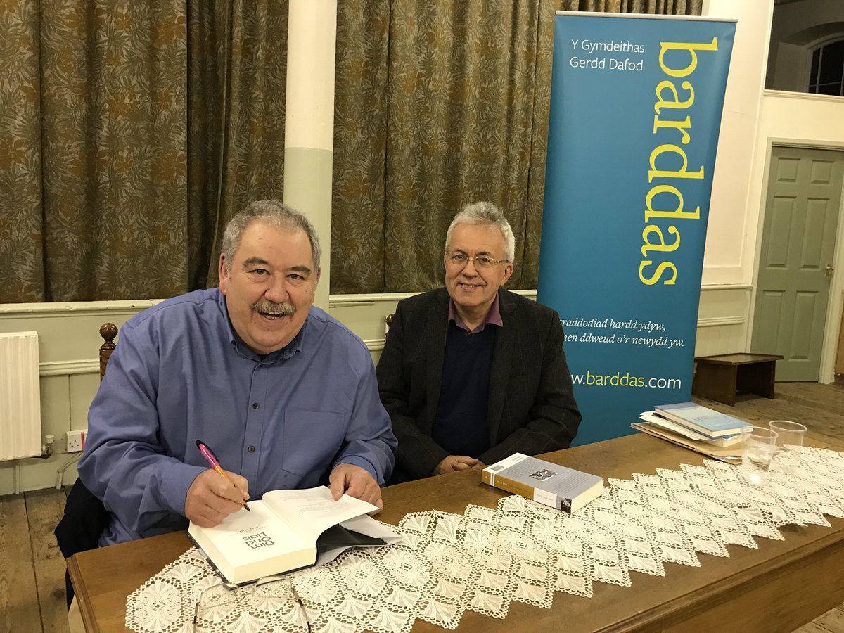 trydarbarddas's tweet photo. Noson fendigedig yn Festri Capel y Tabernacl #Treforys i #lansio #DimOndLlais #llêngofiant Yr Athro Brifardd Alan Llwyd yng nghwmni @Robert_G_Rhys @AcademiHTeifi @TyrGwrhyd Diolch i bawb! https://t.co/Q22AW7VZqy