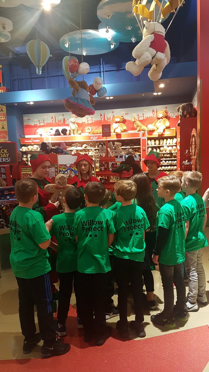 85Dannii's tweet photo. A fabulously festive time was had by all from @wigan_st_pats Under 9s tonight on a visit to @HamleysToys #manchester. Fun and games with the elves then a visit from the big man himself....Father Christmas 🎅 @WillowProject1 https://t.co/2MPgD1oCiU