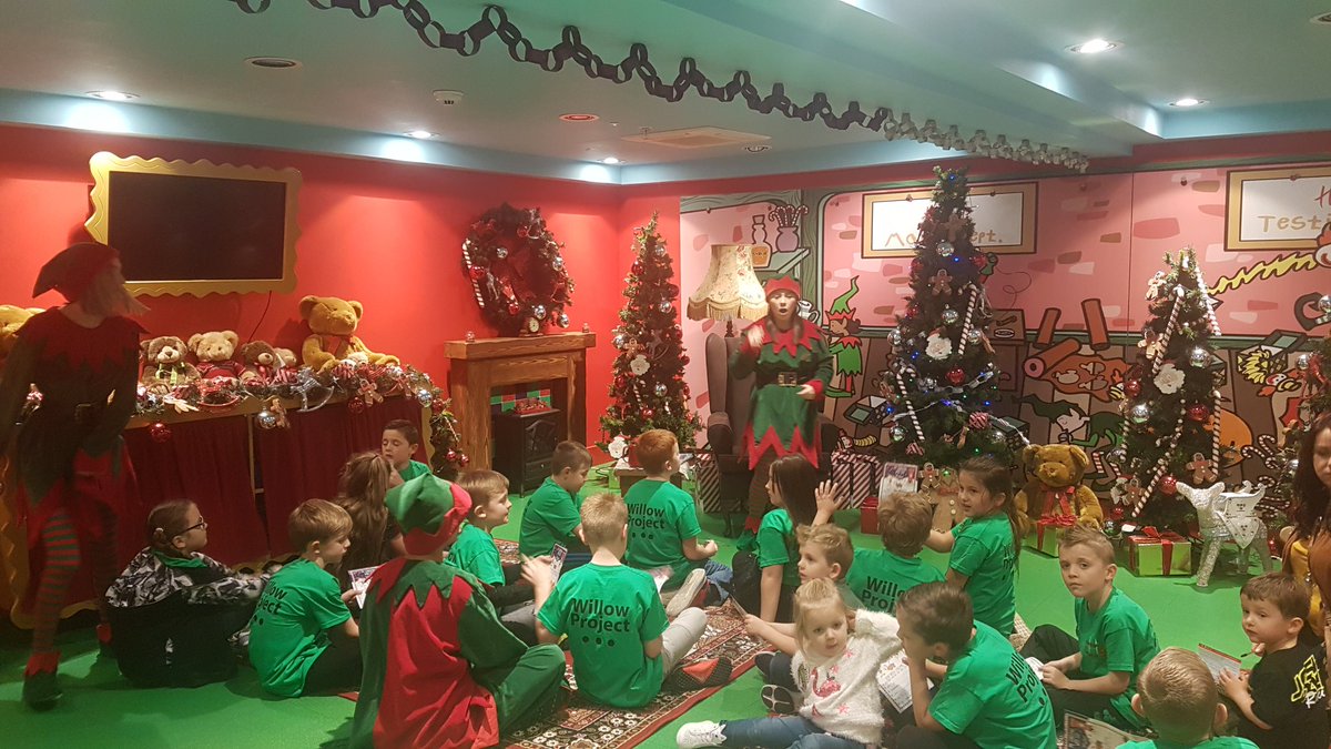 85Dannii's tweet photo. A fabulously festive time was had by all from @wigan_st_pats Under 9s tonight on a visit to @HamleysToys #manchester. Fun and games with the elves then a visit from the big man himself....Father Christmas 🎅 @WillowProject1 https://t.co/2MPgD1oCiU