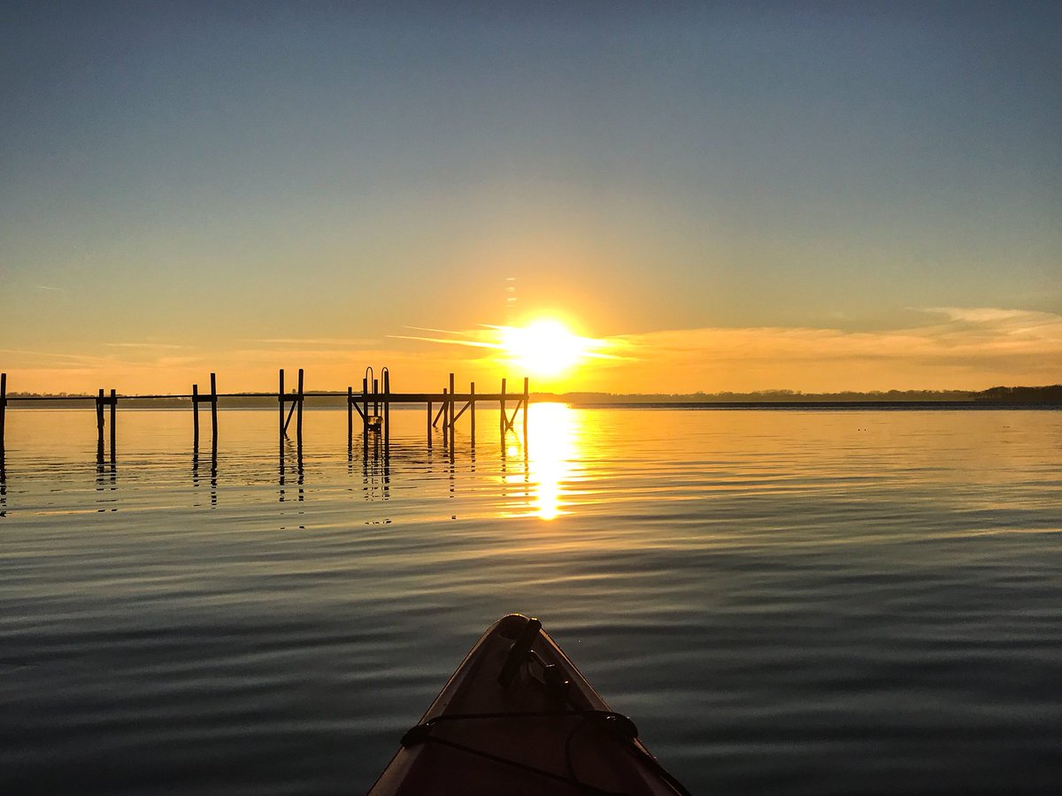 ParksMarinaBoji's tweet photo. What a gorgeous #Thanksgiving evening on West Lake Okoboji. #sunset #kayaking #smoothwaters #laketoyourself #okoboji https://t.co/nkpxtqV4dN