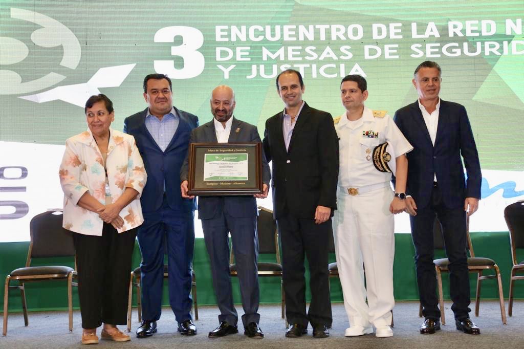 En la #CNS reconocemos la fuerza y el vigor de una ciudadanía activa, propositiva, crítica que busca la solución de los problemas que enfrenta nuestro país,dice el Comisionado Sales <a href="/Ley13091963/">Renato Sales</a> al clausurar los trabajos del 3er Encuentro Nacional de Mesas de Seguridad y Justicia