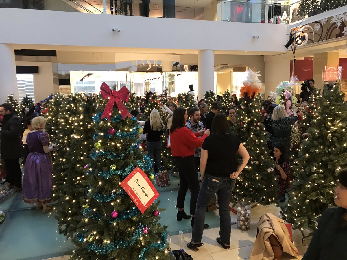 COREshopping's tweet photo. It’s feeling pretty festive in here! #coreshopping #FindChristmasDowntown #yyc #yycevents https://t.co/6WQIRneHq0