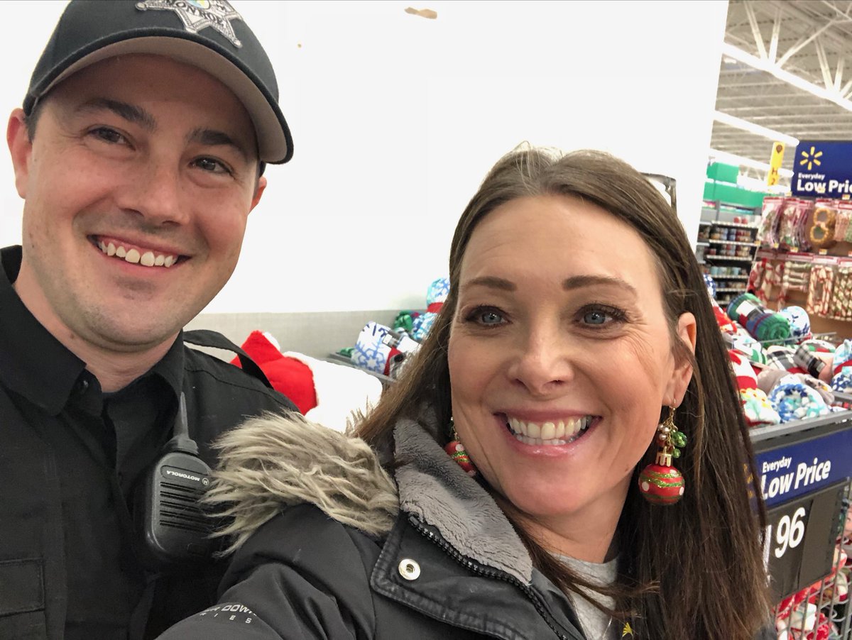 Out at Walmart Monroe with the guys in blue protecting and serving. It is happening here on Thanksgiving #SprintNRMadeInMI ⁦<a href="/KmwhiteKw/">Kim White</a>⁩ ⁦<a href="/quyent/">quyen tran</a>⁩