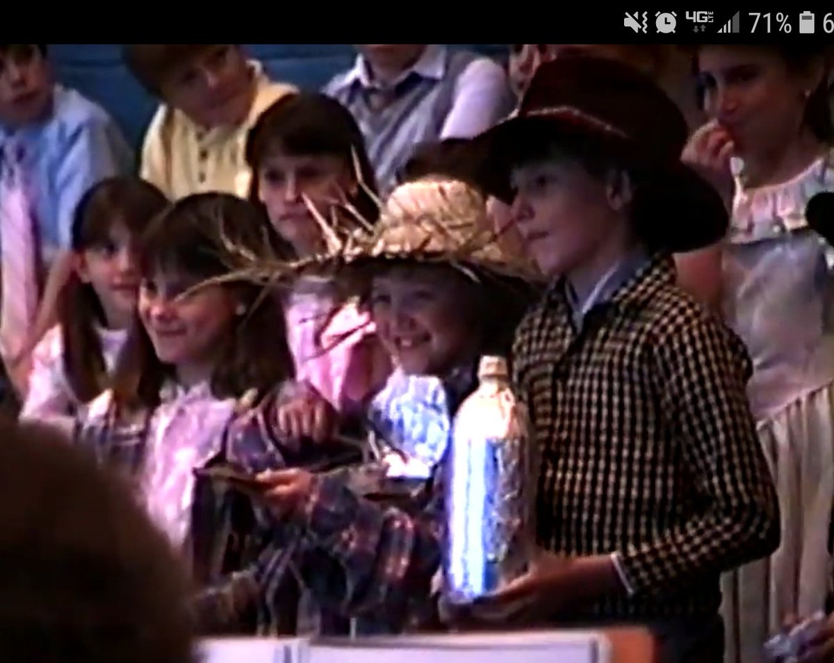 jessicalewis89's tweet image. June 2, 1988 anyone? 😂 Spring concert in 3rd grade. I think I'm supposed to be playing a fiddle 🤔 #memory #survivor #thathat