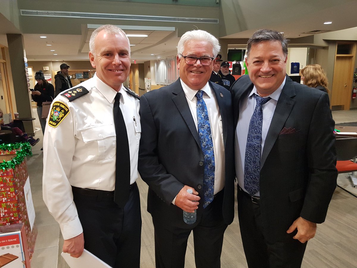 SouthSimcoePS's tweet photo. Awards night! MC @KevinFrankish is here and we're all set to honour our own, some awesome citizens and members of the media! #honour #awardsnight2018 https://t.co/xK2owv6vLn