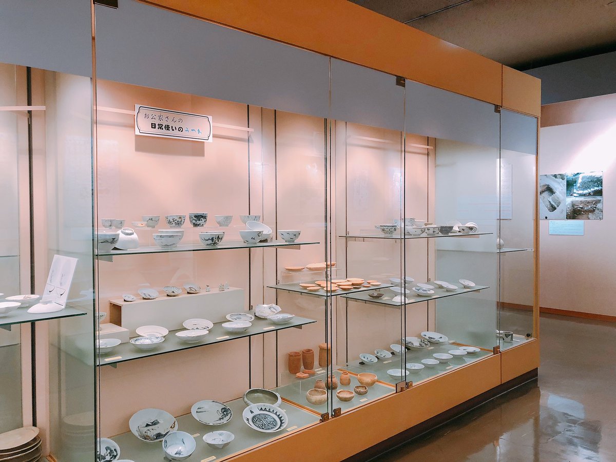 キティ 京都市考古資料館 お公家さんのうつわ 京都迎賓館建設の際 京都御苑から出土した公家町遺跡 江戸前期にお公家さんが使っていた古伊万里を展示 素朴ながら綺麗なつくりで当時の生活を想像させる 建物は1914年竣工 本野精吾設計の旧西陣織会館 キティ 京都市考古資料館 お公家さんのうつわ 京都迎賓館建設の際 京都御苑から出土した公家町遺跡 江戸前期にお公家さんが使っていた古伊万里を展示 素朴ながら綺麗なつくりで当時の生活を想像させる 建物は1914年竣工 本野精吾設計の旧西陣織会館