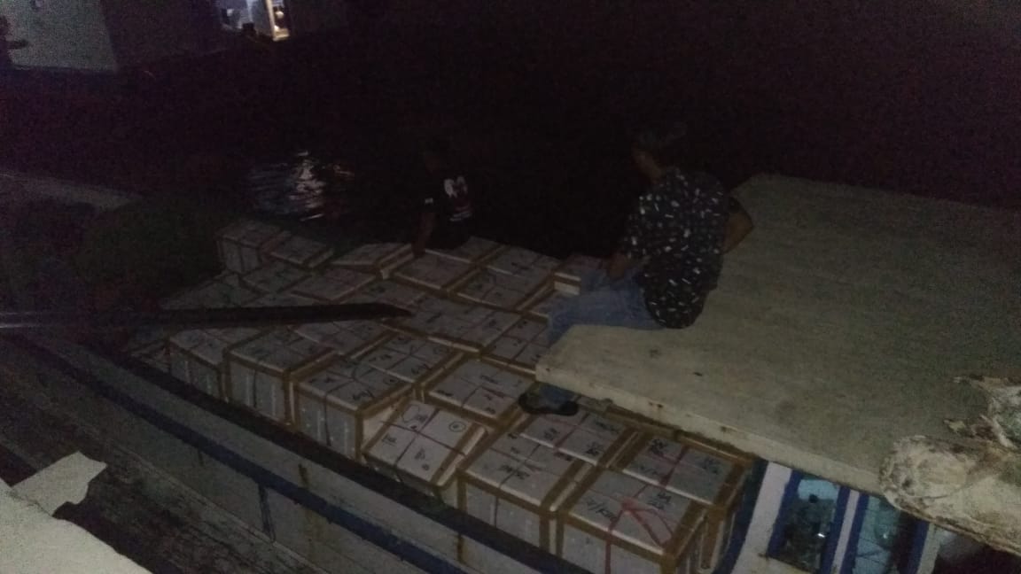 BKIPMTarakan's tweet photo. 22.11.2018 #OneHealthKIPM 
Pengawasan lalu lintas komoditi perikanan di Pelabuhan Tengkayu II Tarakan.

@kkpgoid @rinajanwar2201 @HumasBKIPM @Puskari_BKIPM @Umar_Tonra https://t.co/Wj8cuKZCkW