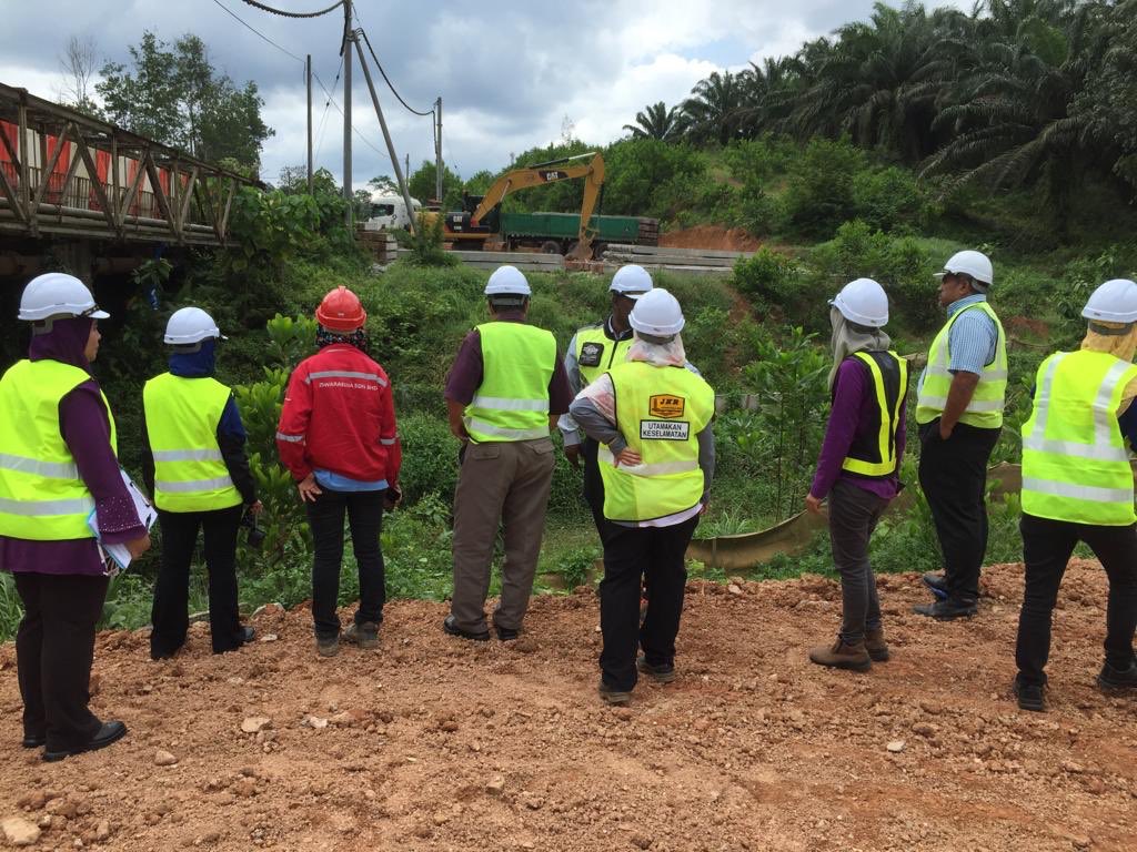 Audit pembinaan alam sekitar dari Caw Alam Sekitar dan Kecekapan Tenaga ke Projek Menaiktaraf Jalan Persekutuan FT83 Chenor. Semoga taklimat dan audit yang dijalankan dapat meningkatkan tahap pengurusan alam sekitar projek ini.<a href="/Zulakmal8/">zulakmal</a> <a href="/HasmiJkr/">Hasmi Ahmad</a> <a href="/NorHayatiIsma16/">Nor Hayati Ismail</a>