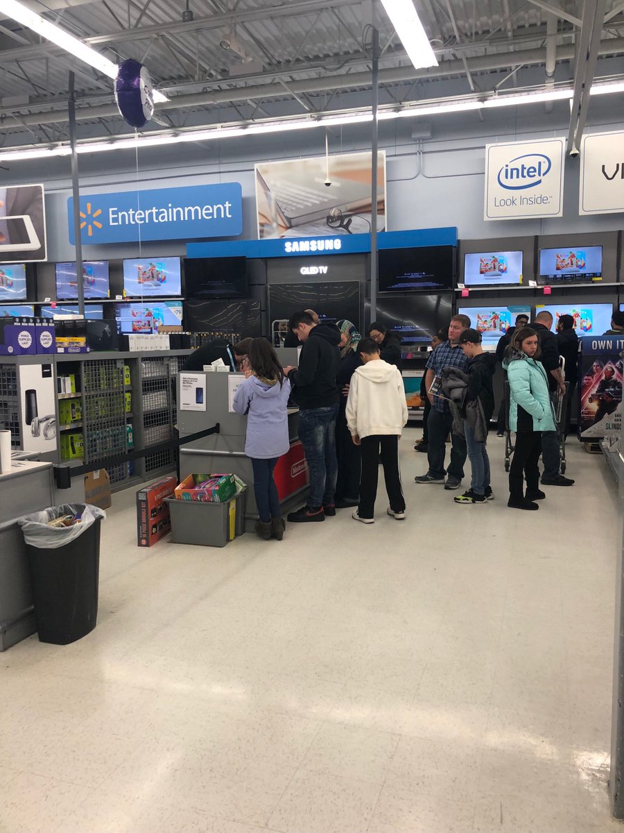We are busy getting phones in Walmart Toledo. Come see us we have gift cards. #SprintNRMadeInMI ⁦<a href="/KmwhiteKw/">Kim White</a>⁩ <a href="/quyent/">quyen tran</a>