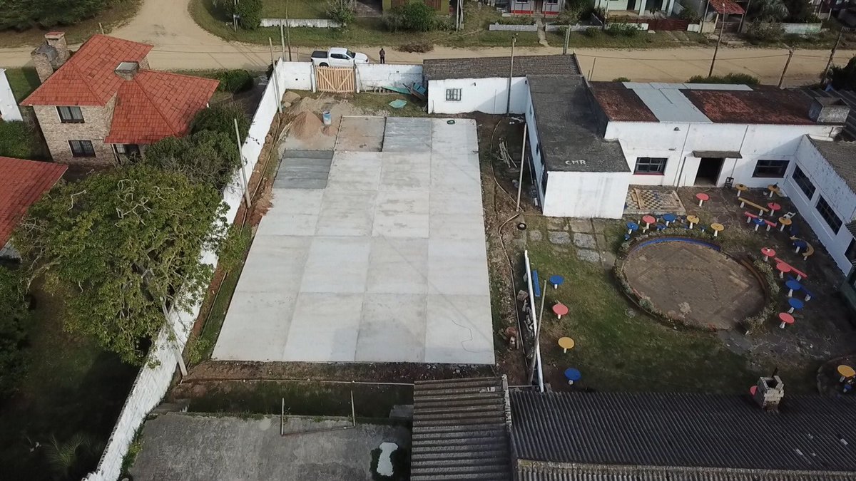 GobiernoRocha's tweet photo. #Proyecta2018
#CostaAzul
A través del programa que financia proyectos de iniciativas locales; vecinos de Costa Azul mejoraron el entorno del cañadón y acondicionaron la cancha del club https://t.co/163O2mnv0d