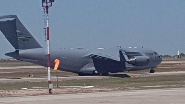 infobae's tweet photo. Comenzaron a llegar las primeras aeronaves militares de los Estados Unidos desplegadas por la cumbre del G20 https://t.co/FFNlVvTEs5 https://t.co/zjCyIV4WI9