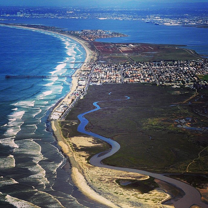 Flying for dinner! #mostbeautifulplace #imperialbeach #imperialbeachpier #imperialbeachcalifornia #imperialca #beachday #flyingday #borders #mostbeautifultime #oftheyear #thanksgivingdinner #tgd #beachpier #flyingmode #thursdayfun #sandiego #holiday #calilifestyle #Holidayseason