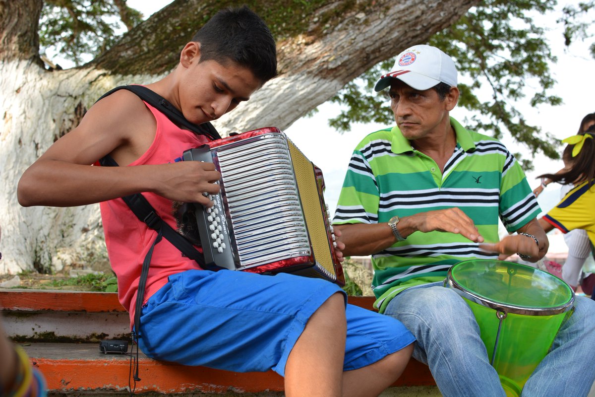 RicardoBernalT's tweet photo. En mi perfil de facebook pueden observar el homenaje a los músicos de mi amado Landázuri. #FelizJueves #PrimeroMiRierra #TBThursday #TeamRBT https://t.co/pcgSHkEJOR https://t.co/IwMUhdzgZI