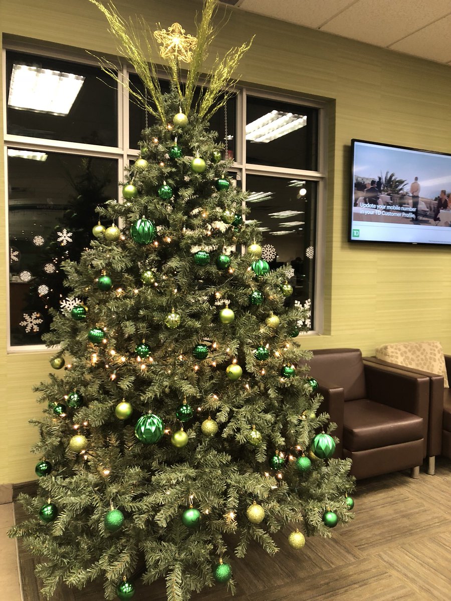 MelissaC_TD's tweet photo. Branch 1340 is getting into the holiday spirit! @PaulReis_TD @yousefbarghi_TD https://t.co/KwFm0xcSLQ