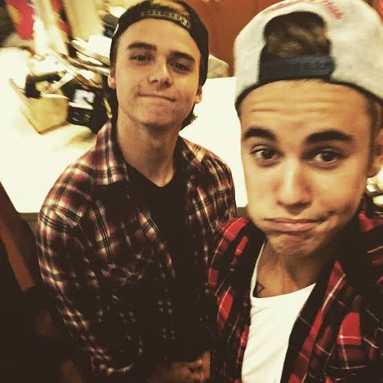 Hoje é aniversário de um dos melhores amigos de Justin, Christian Beadles, happy birthday Chris, we love you!  
