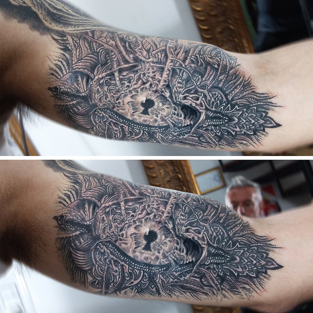 MartinComoglio's tweet photo. #tattoo realizado en #comogliotattooatelier para Iván, inspirado en "La llave de plata" de Lovecraft, y partiendo de un diseño encontrado por Iván, al cual llevamos a límites aún más monstruosos.
#ojo #eye #lovecraft #hplovecraft #lallavedeplata #thesilverkey #inked https://t.co/4OyTudNJgT