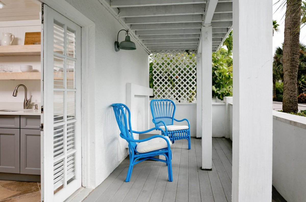 Stay right across the street from white-sand St. Pete Beach! $155/night for adorable studios with complimentary breakfast &amp; WiFi bit.ly/2qX9H6b #florida #traveldeals #vacationrentals #beachthursday