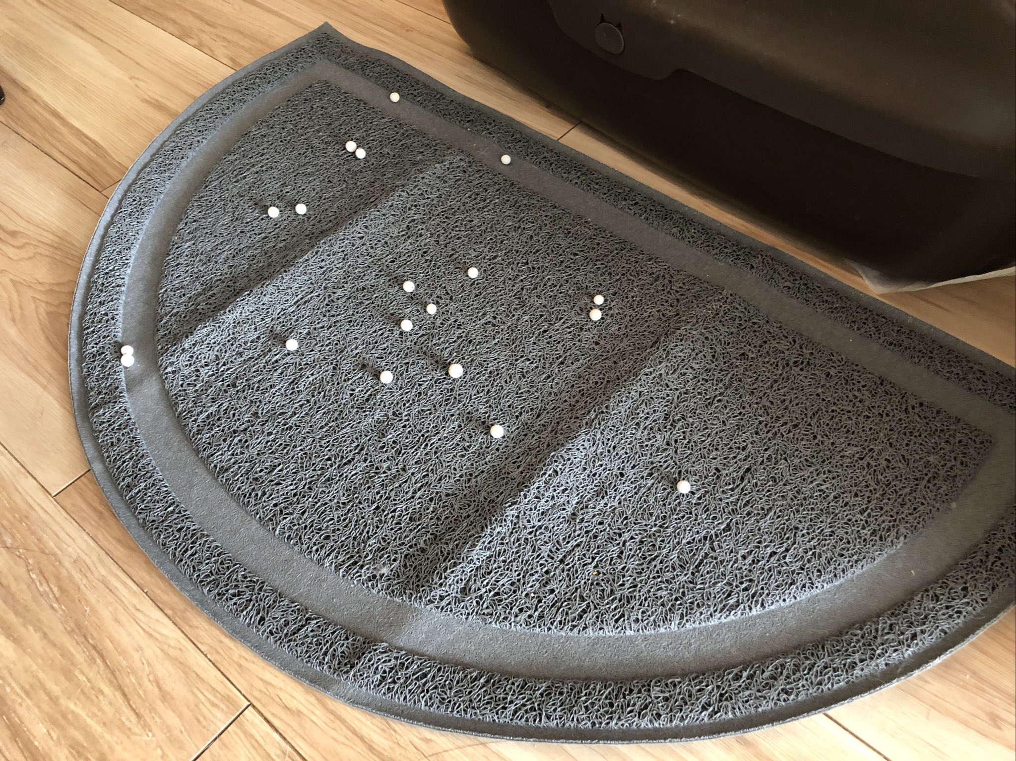 響介 A Twitter この猫のトイレの砂飛散防止マットがめちゃよい 色も可愛いし 何よりマジで砂止める 我が家は丸い砂 を使ってるのもあって 今までトイレの前は地獄みたいに砂飛び出てたけど めっちゃ綺麗 安いし最高 ペティオ ネココ 猫トイレマット グレー