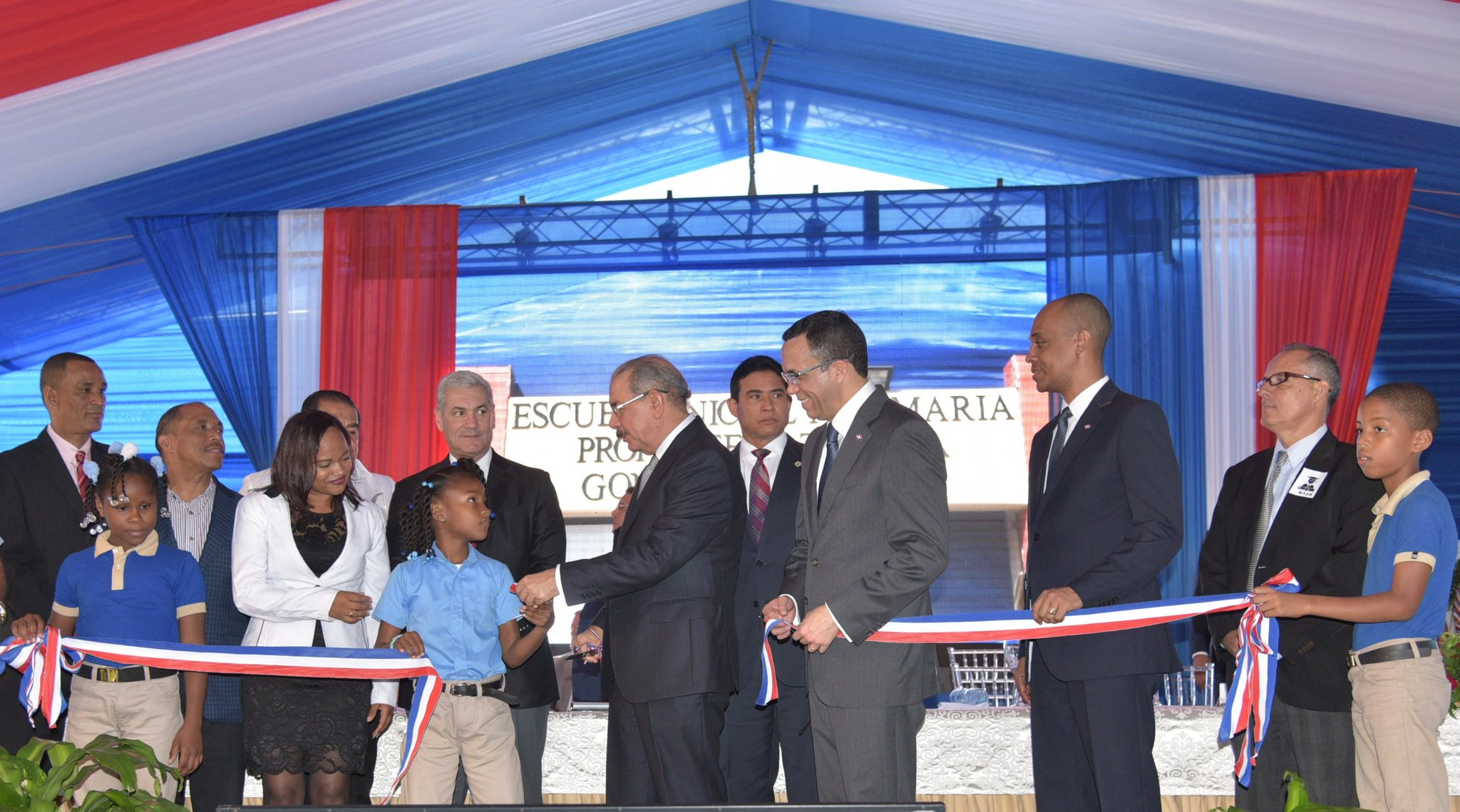 Presidente Danilo Medina junto a Ministros Andrés Navarro, Gonzalo Castillo y demás autoridades educativas cortando cinta de acto inaugural.