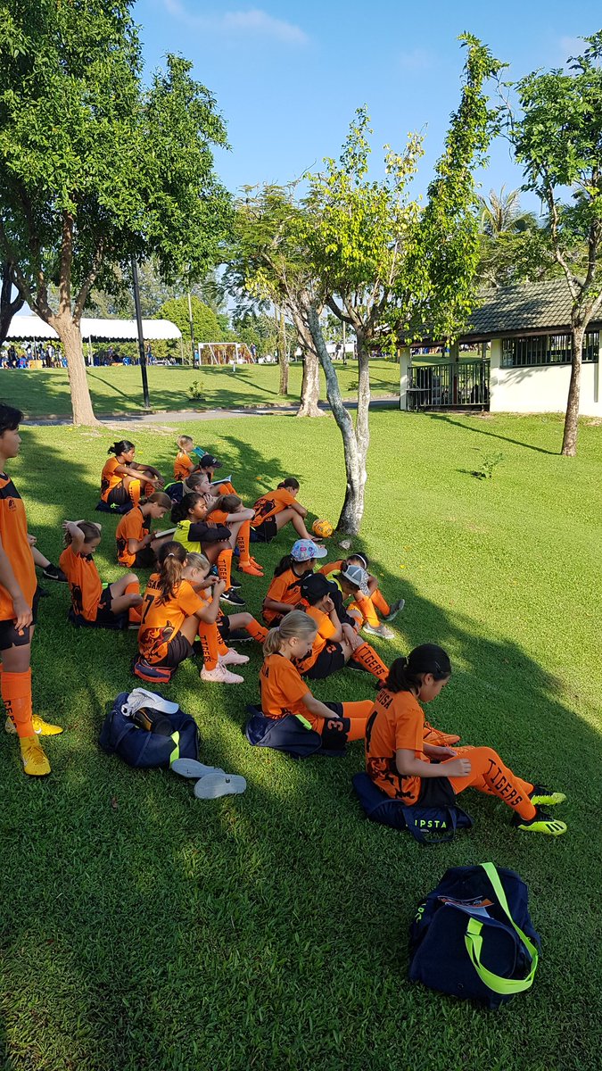 JoshISLearning's tweet photo. U11 girls supporting the u13 boys. Picking up top tips. Go Tigers!! #sislearns #BISP7s https://t.co/gpjv9lRexI