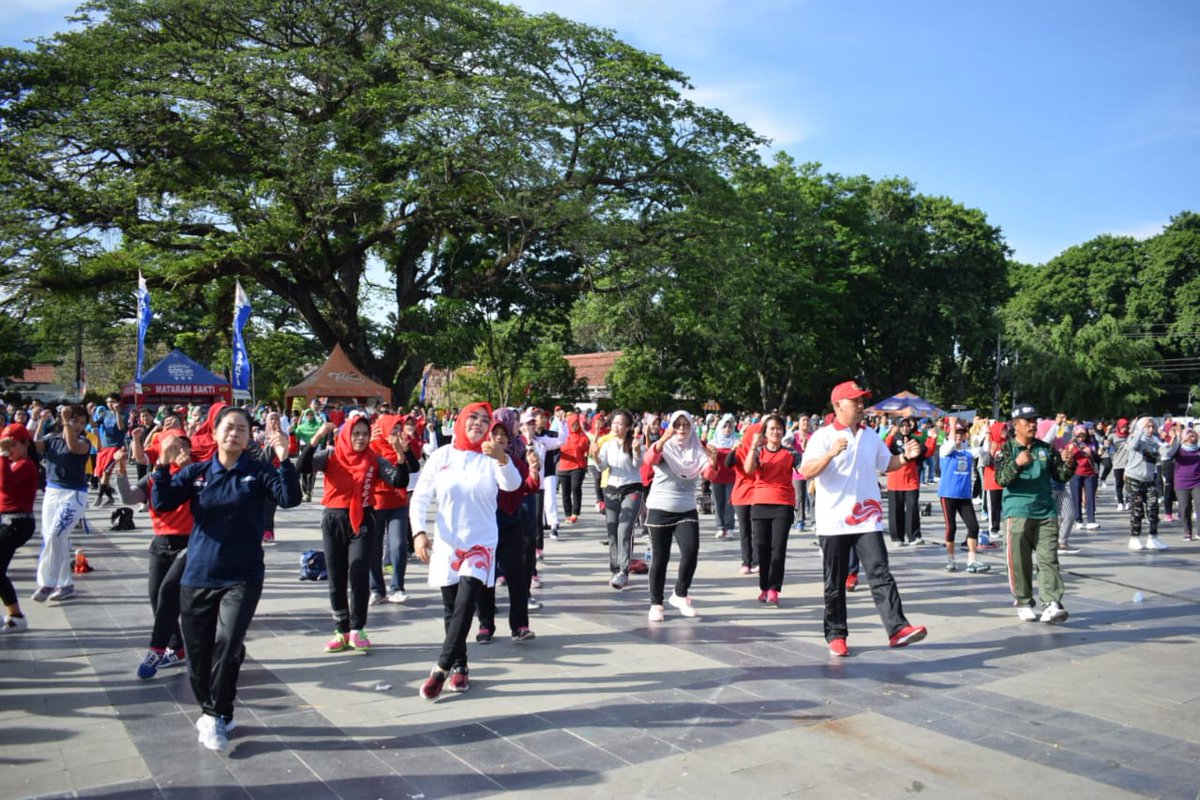 humasGrobogan's tweet photo. Kepingin sehat???? Ayo podho olahraga Lur...@SumarniGrobogan @ganjarpranowo @Moh_Sumarsono @TbGrobogan @kodimpurwodadi @dinkes_grob @pgrijateng #PeribgatanHKN2018 #PGRI2018 #KORPRI2018 #olahraga #senam #GroboganHebat #HumasGrobogan #Purwodadi #AlunAlunPurwodadi https://t.co/1UOeySCQLN