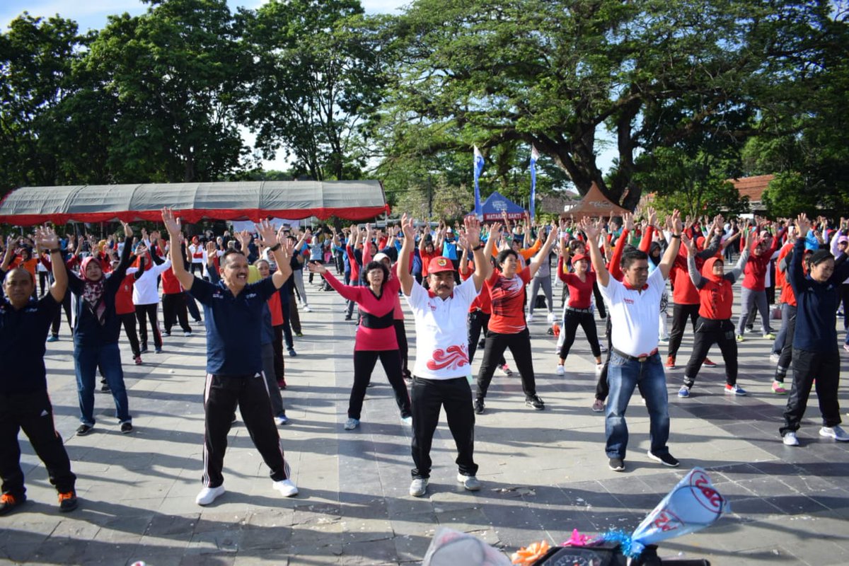 humasGrobogan's tweet photo. Kepingin sehat???? Ayo podho olahraga Lur...@SumarniGrobogan @ganjarpranowo @Moh_Sumarsono @TbGrobogan @kodimpurwodadi @dinkes_grob @pgrijateng #PeribgatanHKN2018 #PGRI2018 #KORPRI2018 #olahraga #senam #GroboganHebat #HumasGrobogan #Purwodadi #AlunAlunPurwodadi https://t.co/1UOeySCQLN