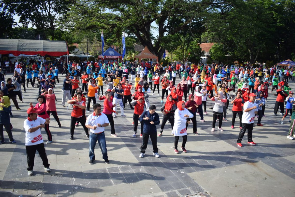 humasGrobogan's tweet photo. Kepingin sehat???? Ayo podho olahraga Lur...@SumarniGrobogan @ganjarpranowo @Moh_Sumarsono @TbGrobogan @kodimpurwodadi @dinkes_grob @pgrijateng #PeribgatanHKN2018 #PGRI2018 #KORPRI2018 #olahraga #senam #GroboganHebat #HumasGrobogan #Purwodadi #AlunAlunPurwodadi https://t.co/1UOeySCQLN