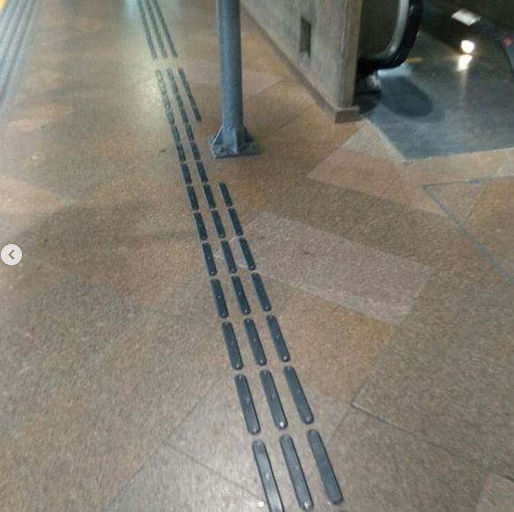 marciardias's tweet image. Coitado do cego que andar na plataforma central da Estação Luz da CPTM! Confiando no piso tátil preto, ele vai se esborrachar no poste, isso sim! Ô, dona CPTM! Mais respeito com os portadores de deficiência visual, vai! #deficientevisual #mobilidadeurbana #estacaoluz