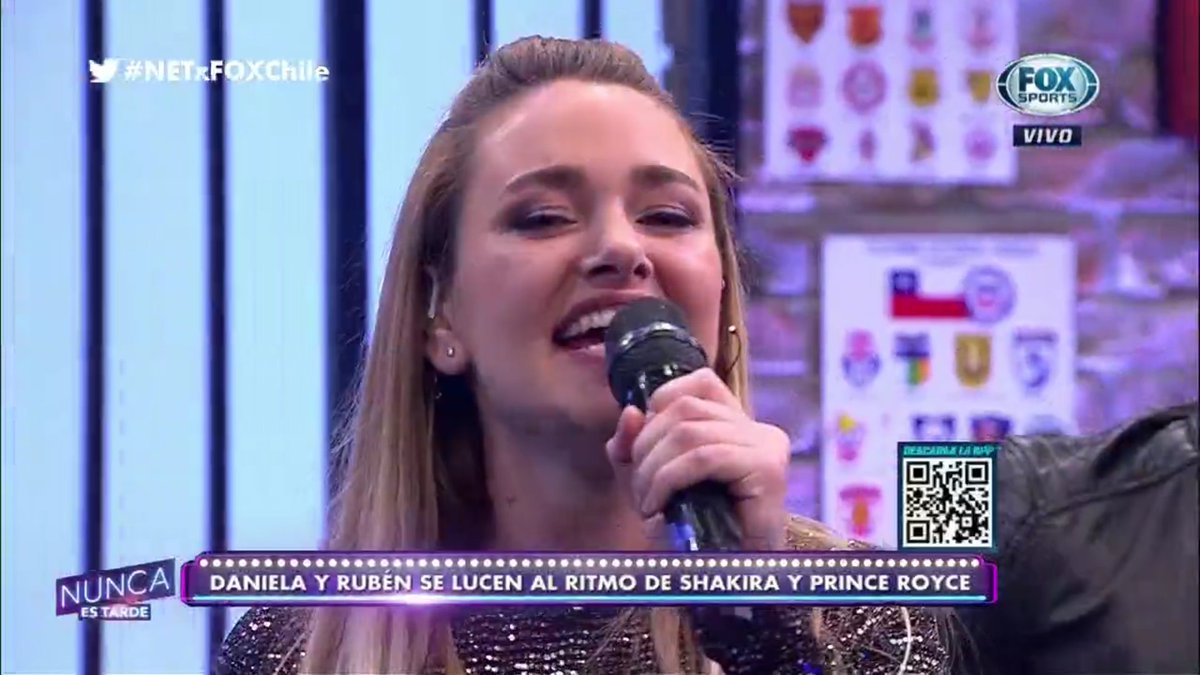 Superfabian32's tweet photo. Pucha que cantas bonito rubia debilidad 😍😍😍😍 #NETxFOXChile @DanielaNicolas https://t.co/9j4hJ161HS