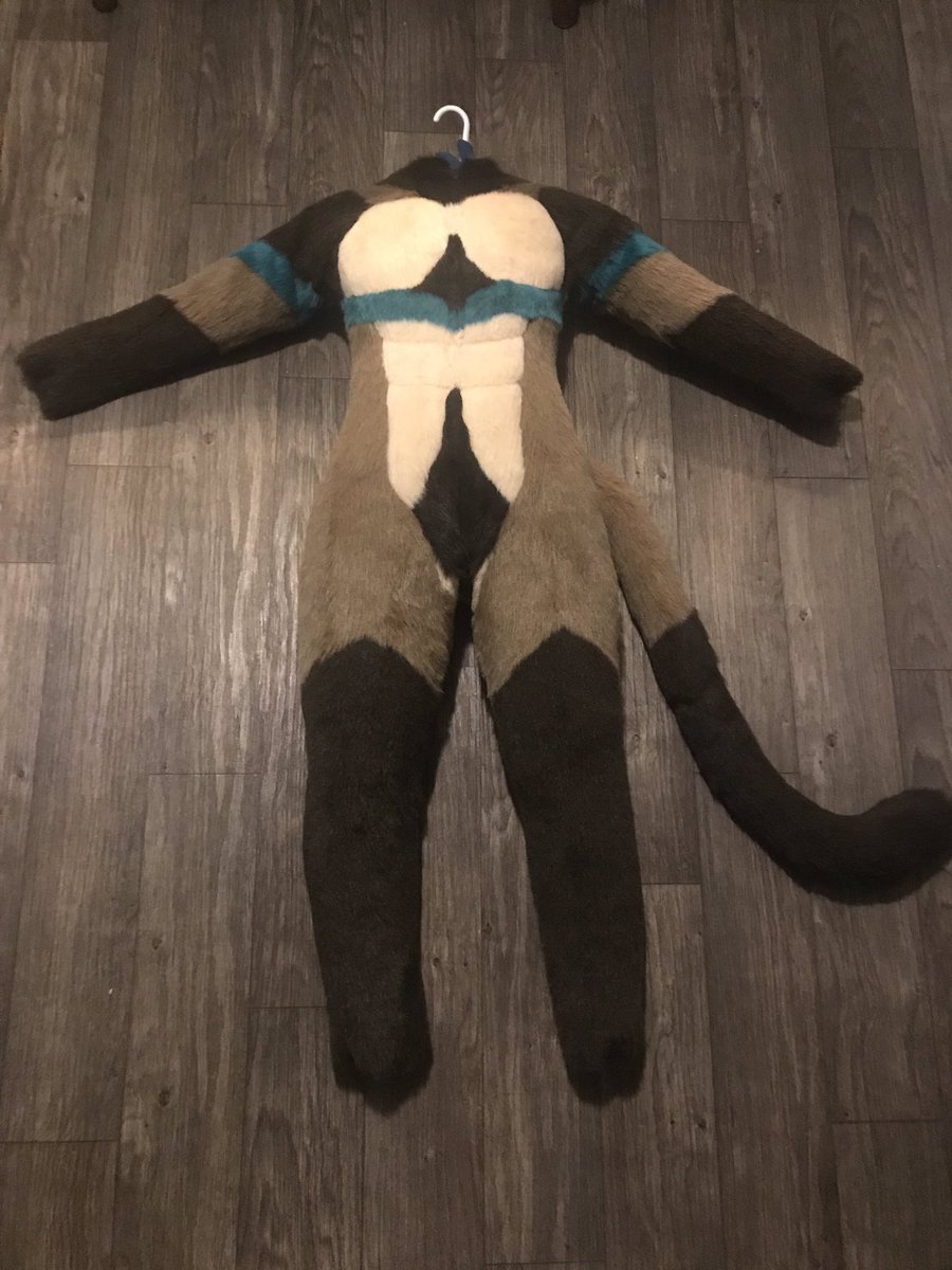 CuttleboneWorks's tweet image. Padded body and parts finished up for @LeoneLaTwerk along with some fur packaged up to shoot his way. Hope I get to see this cat strut his stuff soon! Definitely a huge fan of the mink/rabbit/teddy line of faux furs as the length really makes markings pop!