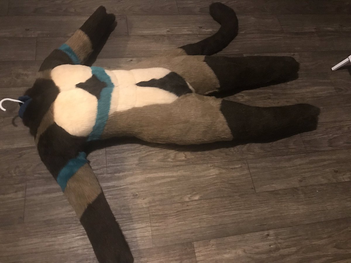 CuttleboneWorks's tweet image. Padded body and parts finished up for @LeoneLaTwerk along with some fur packaged up to shoot his way. Hope I get to see this cat strut his stuff soon! Definitely a huge fan of the mink/rabbit/teddy line of faux furs as the length really makes markings pop!