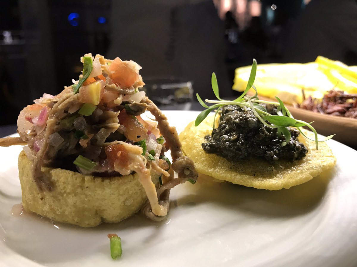 sabormexico's tweet photo. La sección de @Citibanamex dentro de #millesimeGNP2018 se llama #MexicoVivo ahí se ofrecen los platillos de @liz_galicia del @muralpoblanos @AquilesChavez de @SoteroRestMx y @chefDcm de @latradicioncdmx Esto es lo que llamaría una oda a la cocina que provoca amor #foodporn https://t.co/OUVxvBmM8O