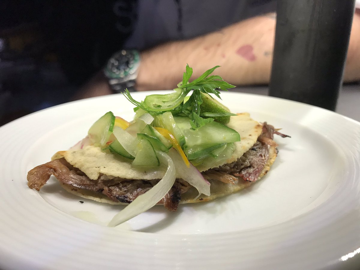 sabormexico's tweet photo. La sección de @Citibanamex dentro de #millesimeGNP2018 se llama #MexicoVivo ahí se ofrecen los platillos de @liz_galicia del @muralpoblanos @AquilesChavez de @SoteroRestMx y @chefDcm de @latradicioncdmx Esto es lo que llamaría una oda a la cocina que provoca amor #foodporn https://t.co/OUVxvBmM8O