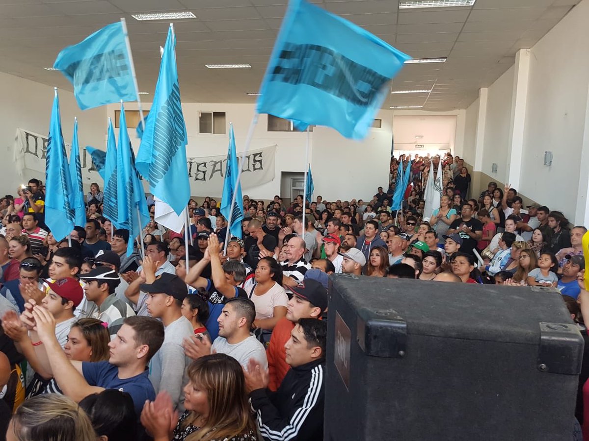 La alegria es nuestra!!!!!! VIVA PERON!  Aunq no nos dejen entrar hay algo que no van a poder quitarnos! La ALEGRIA Y LAS CONVICCIONES!!!!! #sastreconduccion! <a href="/ric_sastre/">Ricardo Sastre</a> <a href="/Gus_Sastre/">Gustavo Sastre</a>.