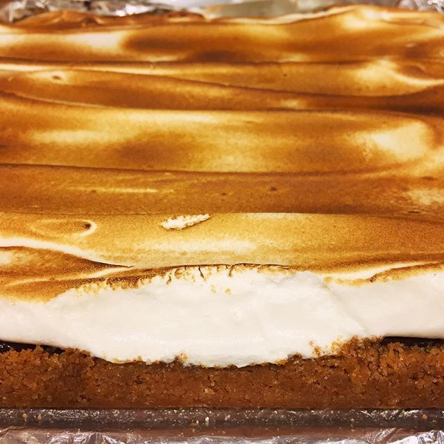 Thanksgiving day also means pie day. This, not so traditional s’mores pie is one of our favs to make and eat! 🥧🦃 #foodporn #foodgasm #teampixel #eater #eaterla #infatuationla #infatuation #dinela #feedfeed #abc7eyewitness #feastagram #chefsroll #fork… ift.tt/2FzhnpC