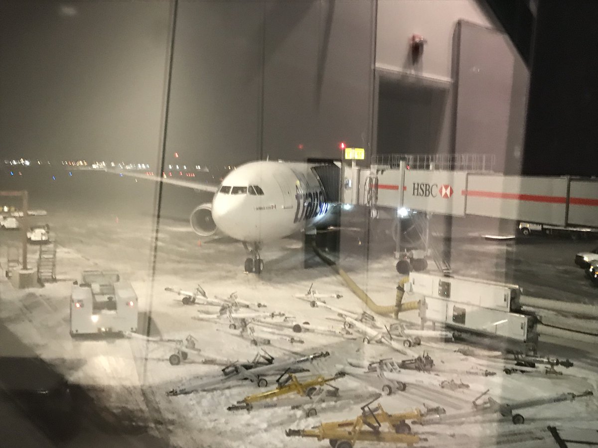 Mel0Oooow's tweet photo. A bord du vol #TS110 @airtransat Montreal-Roissy CDG ๐, arrivรฉe prรฉvue ร 9h40 . https://t.co/BLx7OoshFB