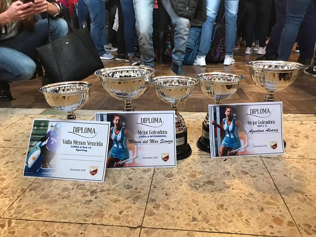 iprsportingclub's tweet photo. 🏆Bebamos de las copas más lindas que tenemos hoy 🎵
1era A:🥉
Inter A:🥈
1era B:🥈
Inter B: 🥉
7ma A: 🥉
Goleadora 1era A : Agus Álvarez 🎖
Goleadora Inter A: María del Mar Sconza🎖.
Valla Menos Vencida en 7ma A: Cande González🎖.
💜 #GranPresente 💜
🖤 #VamosPorElFuturo 🖤 https://t.co/SdIrbQnQOZ