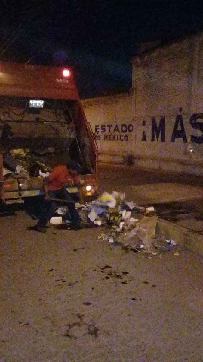 DSPCIZCALLI's tweet photo. Jornada de limpieza en la zona donde se colocó el Tianguis en las Colonia las Auroritas.
#MejorIzcalli 
#MunicipioConValores https://t.co/dnr8xIy64U