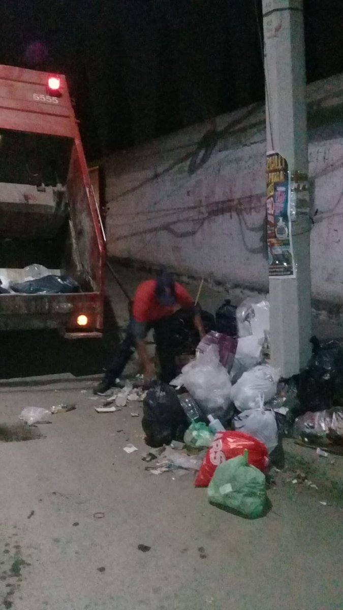 DSPCIZCALLI's tweet photo. Jornada de limpieza en la zona donde se colocó el Tianguis en las Colonia las Auroritas.
#MejorIzcalli 
#MunicipioConValores https://t.co/dnr8xIy64U