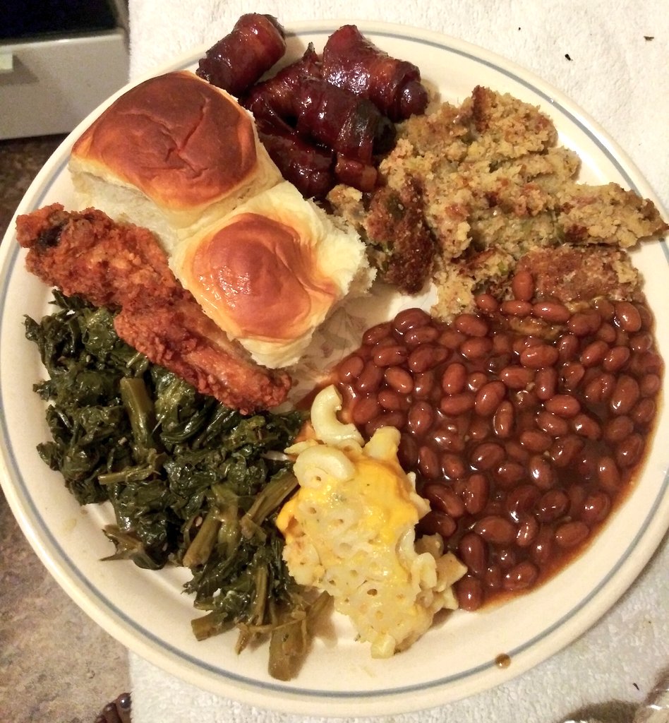 chilou_gohard's tweet image. #ChiLouGoHard #diddat
Yeaaasss, I cooked #Greens #greenbeancasserole #bakedbeans #bakedmacandcheese #dressinwithgizzers #littlesmokiesrappedinbacon #chicken #hawaiirolls #peachcobbler #peanutbutter &amp;amp; #chocolatechipcookies...