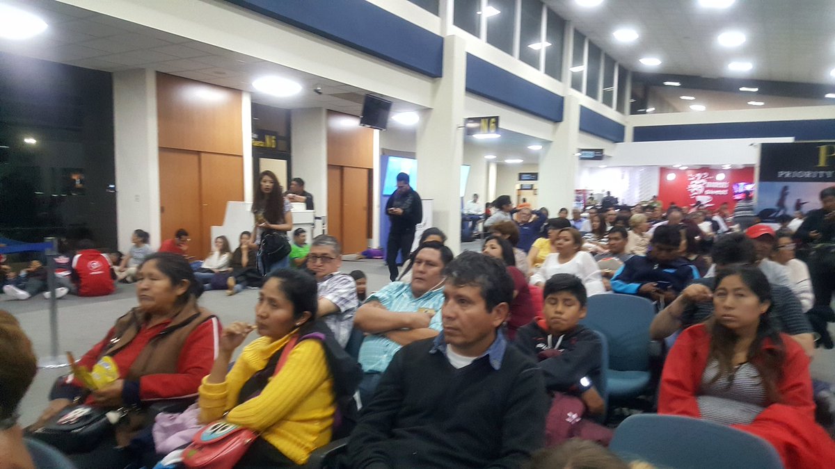 GloriaMamani17's tweet image. #deÚltimo los destinos que se preparan para salir del aeropuerto de #ElAlto son: Uyuni, Sucre y Santa Cruz. Los demás siguen con demora y a la espera de posibles modificaciones 😥. 
El ambiente esta tenso, todos los usuarios están molestos y cansados de tanta espera.
