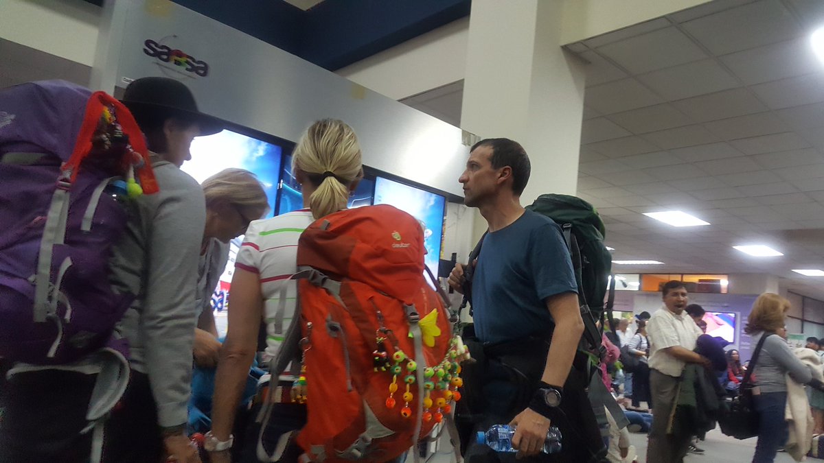 GloriaMamani17's tweet image. #deÚltimo los destinos que se preparan para salir del aeropuerto de #ElAlto son: Uyuni, Sucre y Santa Cruz. Los demás siguen con demora y a la espera de posibles modificaciones 😥. 
El ambiente esta tenso, todos los usuarios están molestos y cansados de tanta espera.