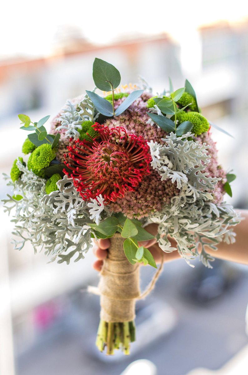 Buquê de Noiva!👰🌹
#decoraçaocasamento #floristadecasamento #florista #flores #noiva #buquêdenoiva #weddingflowers #decor #decoração #weddingportugal #weddingdecor #ideasdedecordecasamento #bridebouquet 💐Decoração de Casamento rm Lisboa