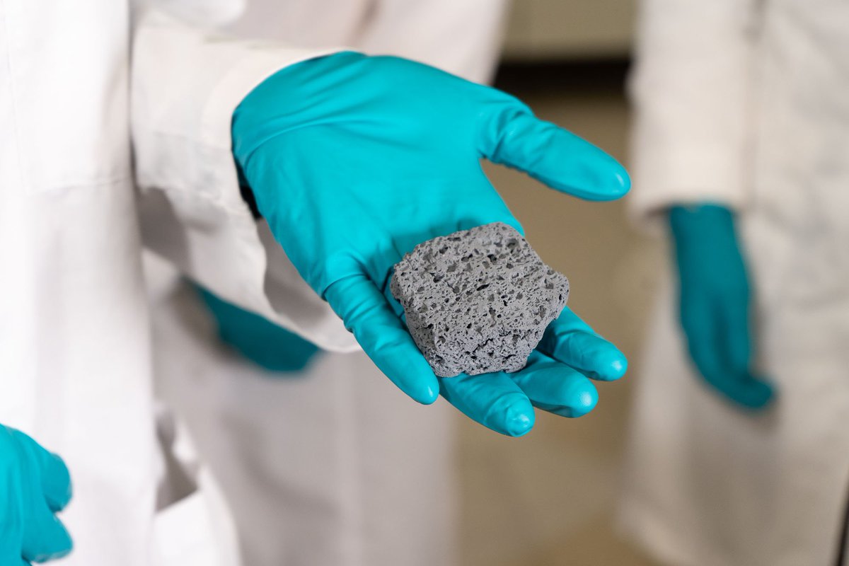 hd_materialsIT's tweet photo. Un #cemento che si ispira alla natura e diventa capace di assorbire le polveri sottili. Italcementi, nell’ambito del @premiomarzotto, ha scelto questo progetto dell’@unibs_official. Soluzione che incarna lo spirito di innovazione e sostenibilità di Italcementi/@the_hc_group #pgm8 https://t.co/mzwvCJ657Q