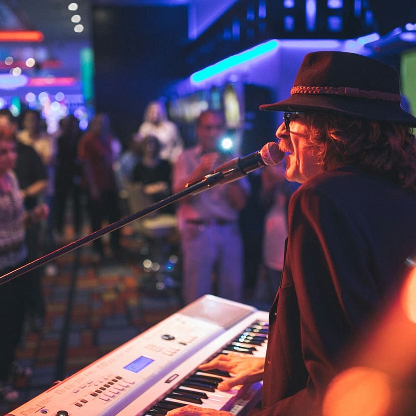 #Enjoy10Años
Anoche cerramos nuestros #JuevesAniversario✨ con broche de oro 🤩: show tributo a #CharlyGarcía interpretado por Charly Mícol!! 

Gracias por acompañarnos estos 10 años 🥂