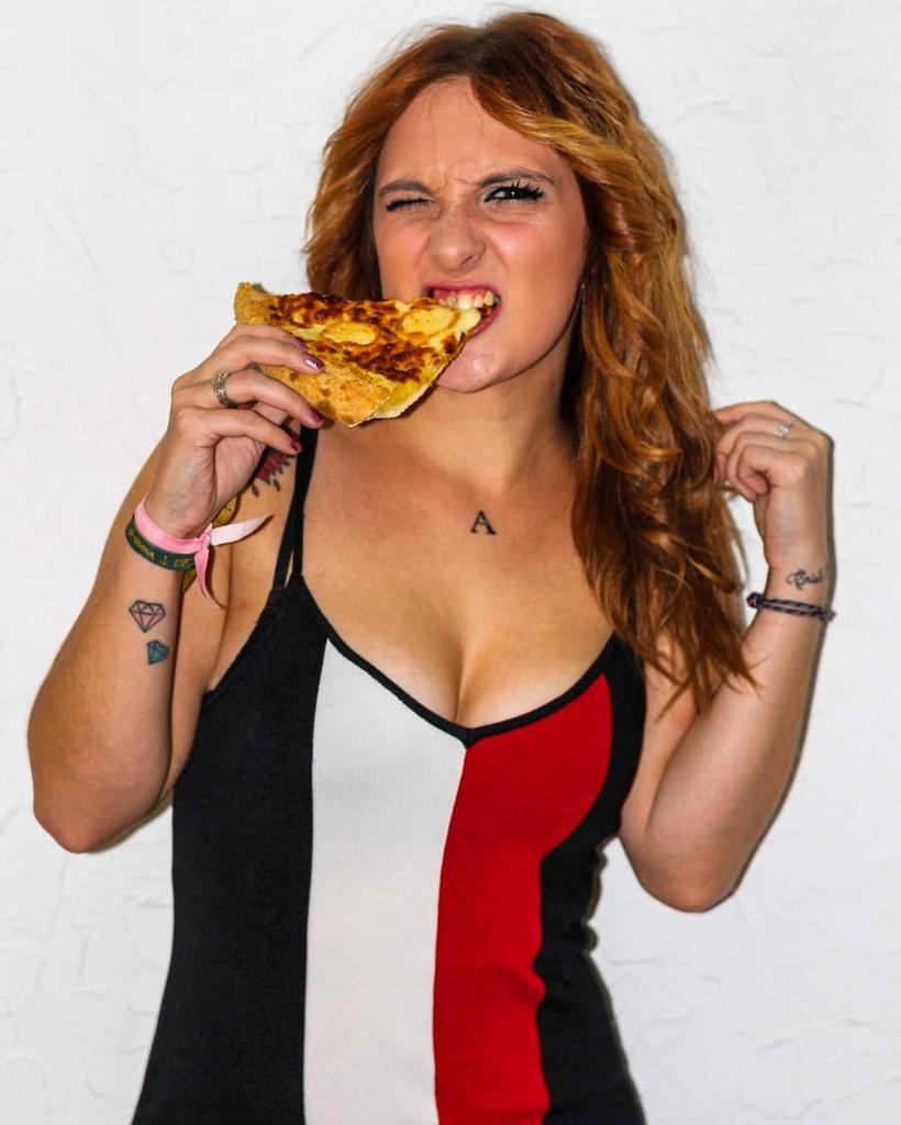 AlbaDancing's tweet photo. muerde la vida como muerdes el ultimo trozo de pizza👌🔥 https://t.co/Yn1fAQZYOI