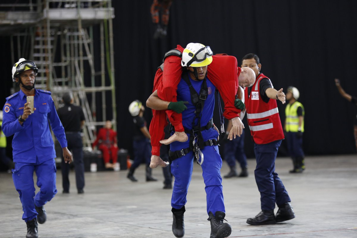 SCDF's tweet photo. The heats of the flagship Braveheart Challenge of #SGFPC2018 have kicked off!
Our international participants race against the clock in a gruelling 8-stage course.
Check out all the action here at Singapore Expo, Hall 1 today (till 8pm) and tomorrow (1.30pm to 6.30pm). https://t.co/CCKkvNVH5k
