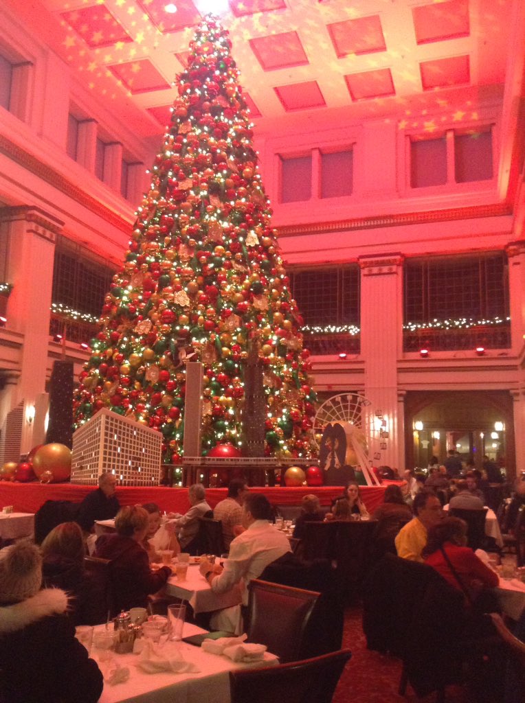 lmiles179's tweet image. The #WalnutRoom at #Macys. 🎄😍 #Chicago✨