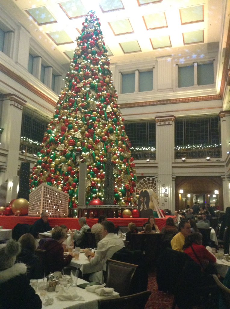 lmiles179's tweet image. The #WalnutRoom at #Macys. 🎄😍 #Chicago✨